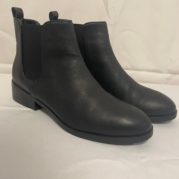 Cole Haan Black Leather Ankle Booties Low Block Heel Size 9 - Picture 1 of 8